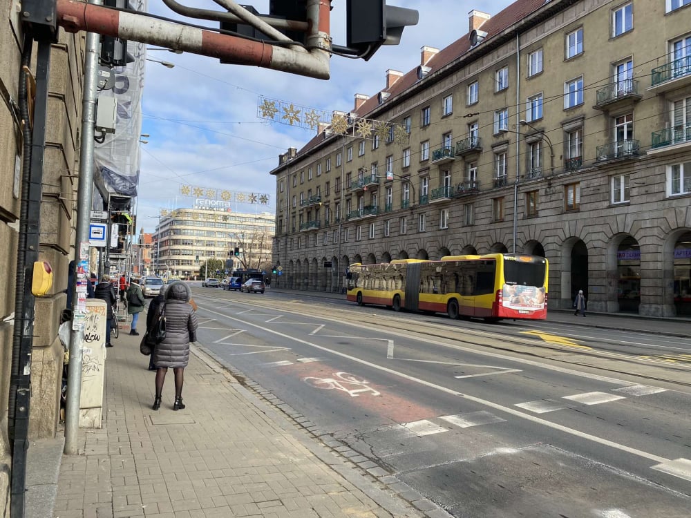 "Na tych przystankach ktoś w końcu zginie". Kontrowersje wokół przebudowy przystanku na Świdnickiej