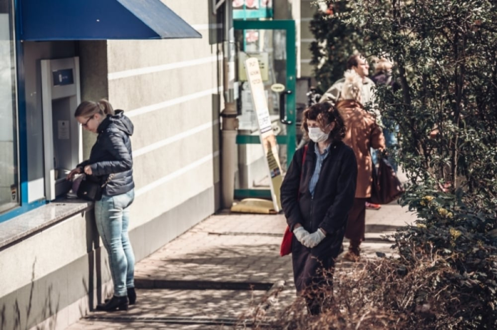 Jesteśmy w środku sezonu zachorowań na grypę. Jak się chronić przed infekcją? - Maseczki to jeden ze sposobów radzenia sobie z rosnącą ilością zakarzeń. Fot: Radio Wrocław