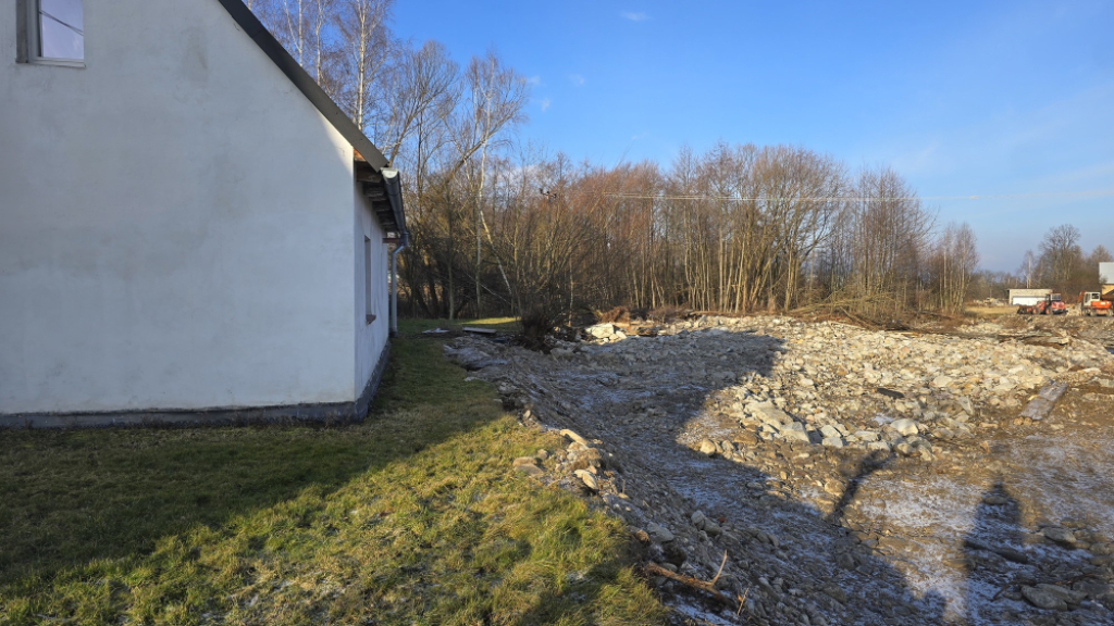 W Wilkanowie tragedia wisi w powietrzu. Dom od powodzi stoi nad ogromną wyrwą, a nikt nie chce pomóc