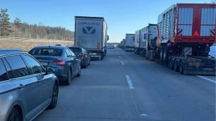 Zderzenie dwóch ciężarówek na A4! Jedna osoba ranna, autostrada jest zablokowana, tworzą się duże korki