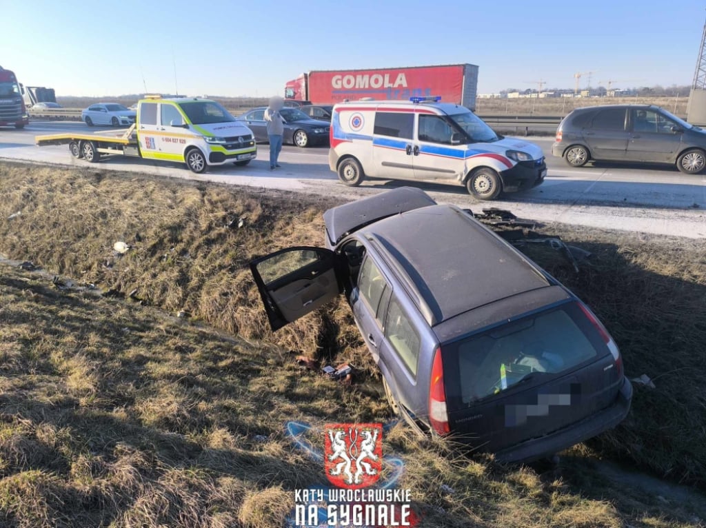 Samochód w rowie na A4, ogromny korek na AOW. Gorące popołudnie na drogach