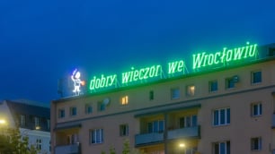 Chwalimy swoje: Dobry wieczór we Wrocławiu, wspominamy twórcę neonu