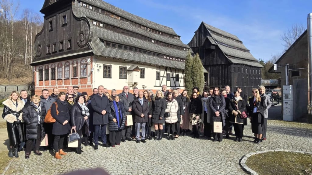 Duszniki-Zdrój: Muzeum Papiernictwa chce być na liście światowego dziedzictwa UNESCO. Podpisano porozumienie - Przedstawiciele 6 młynów papierniczych zadeklarowali współpracę przy przygotowaniach do wpisu na listę światowego dziedzictwa UNESCO. Fot. Jarosław Wrona