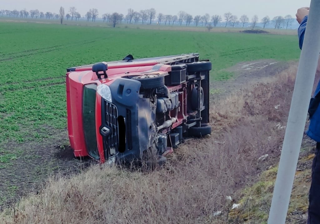 Groźne zderzenie i przewrócony pojazd. Utrudnienia na drodze krajowej numer 5