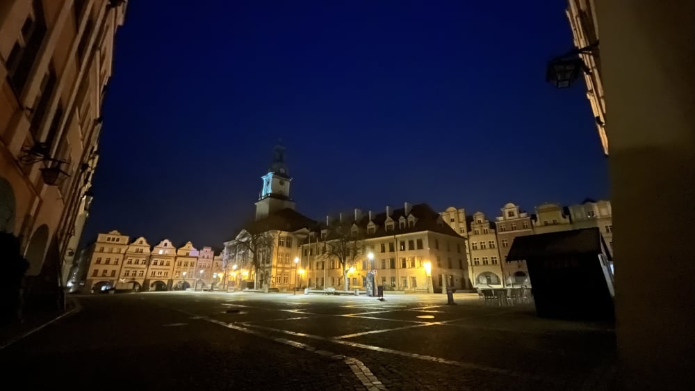 Kiedy centrum Jeleniej Góry przestanie straszyć brakiem oświetlenia? Miasto niebawem ogłosi przetarg - Centrum Jeleniej Góry bez oświetlenia w nocy. Mieszkańcy obawiają się wychodzić na zewnątrz. Fot: Maciej Ryłkiewicz/ Radio Wrocław