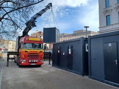 Na Wyspę Słodową wracają kontenerowe toalety. Czy jest ich wystarczająco dużo?