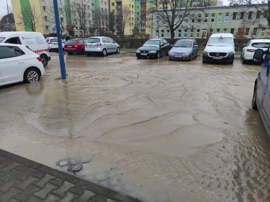 Awaria wodociągu na Nowym Dworze. Woda zalała parking, część mieszkań może nie mieć wody - Zalany parking na ulicy Zemskiej. Fot. Łukasz Olbert (Facebook)