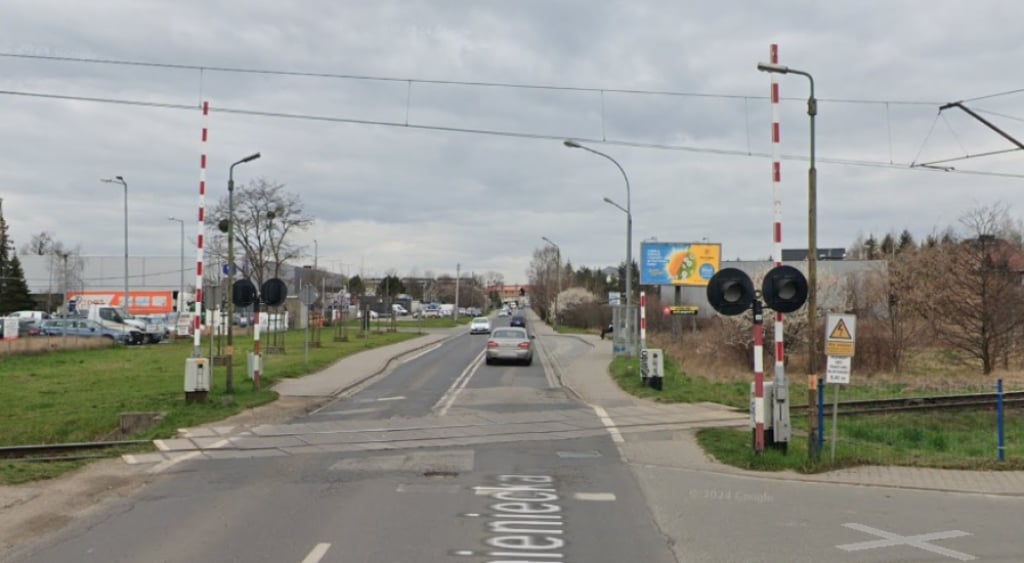 W weekend na Muchobór Wielki tylko objazdem. Zamkną ważny przejazd kolejowy - Przejazd kolejowy na Krzemienieckiej będzie remontowany. Fot. Google Street View