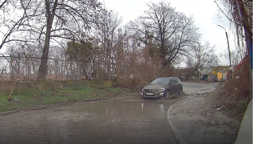 Gigantyczne rozlewisko po ulewie na ul. Wilczej. Tak wygląda łącznik Alei Wielkiej Wyspy i Krakowskiej [FILM] - Ulica Wilczą trudno przejechać w czasie deszczu, fot. screen/słuchacz Radoslaw