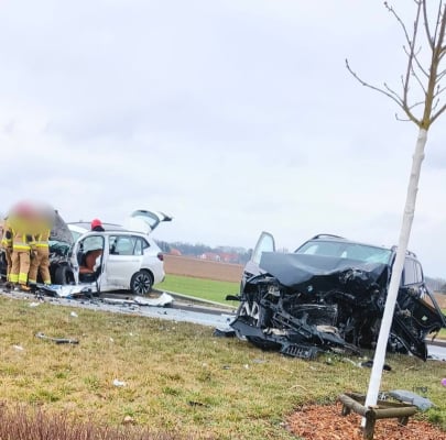 Poważny wypadek na obwodnicy Leśnicy, dwie osoby poszkodowane. W akcji Lotnicze Pogotowie Ratunkowe - 1