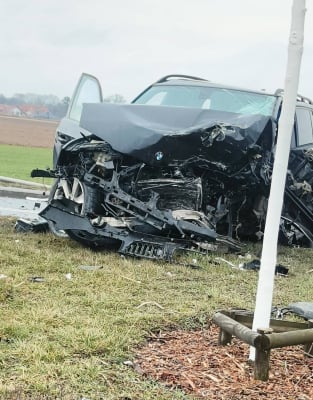 Poważny wypadek na obwodnicy Leśnicy, dwie osoby poszkodowane. W akcji Lotnicze Pogotowie Ratunkowe - 0