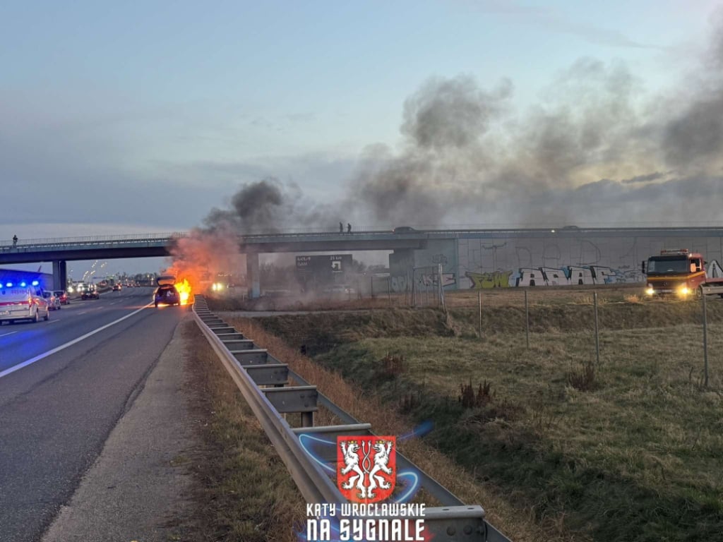 Strażacy wracali z zawodów. Po drodze... pomogli przy pożarze samochodu na AOW