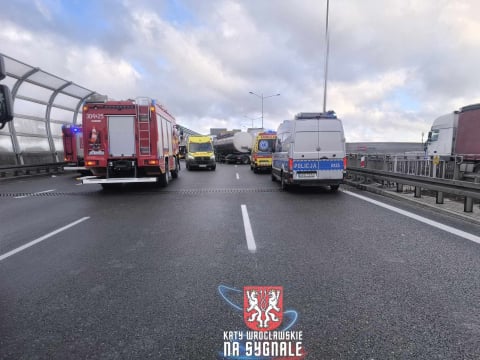 Paraliż drogowy na AOW w kierunku Kudowy! Wypadek dwóch tirów oraz dwóch busów, są ranni! W akcji śmigłowiec LPR - 0