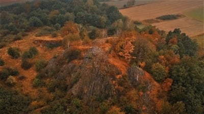 Czartowska Skała. Wulkaniczny komin na Dolnym Śląsku [WIDEO]