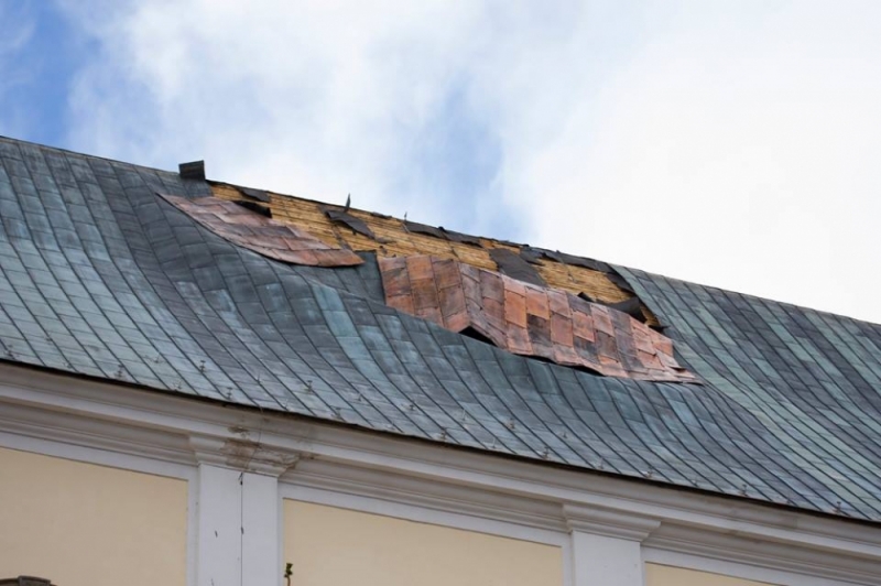 Wiatr uszkodził dach kościoła w Krzeszowie - Fot. Facebook @KrzeszowEPB