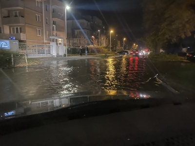 Pęknięta rura na wrocławskim Tarnogaju. Kilka ulic zalanych