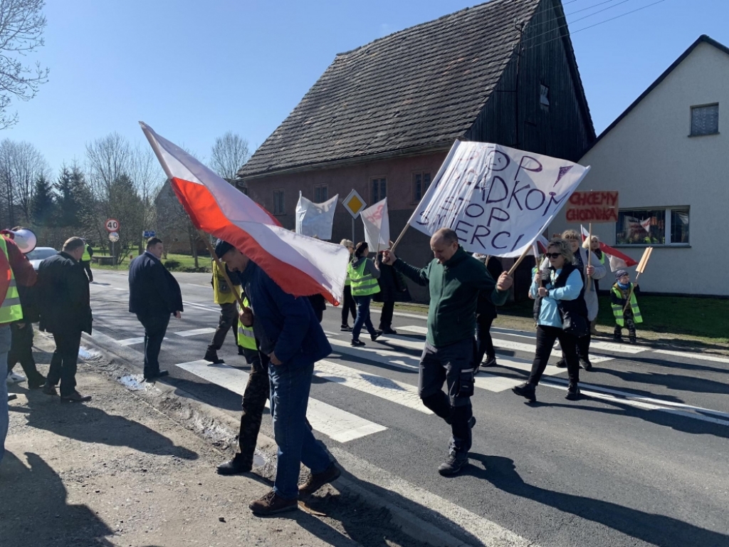 Żądają chodnika, zablokowali drogę - fot. Jakub Thauer