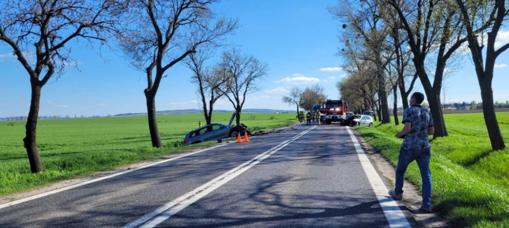 Czołowe zderzenie na DK 8. Trzy osoby ranne, lądował śmigłowiec LPR - Fot. OSP Łagiewniki