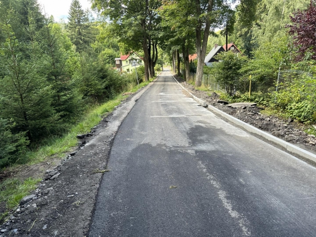 Przebudowują drogi w Jagniątkowie. W tle spór o fundusze z leśnikami - fot. UM Jelenia Góra