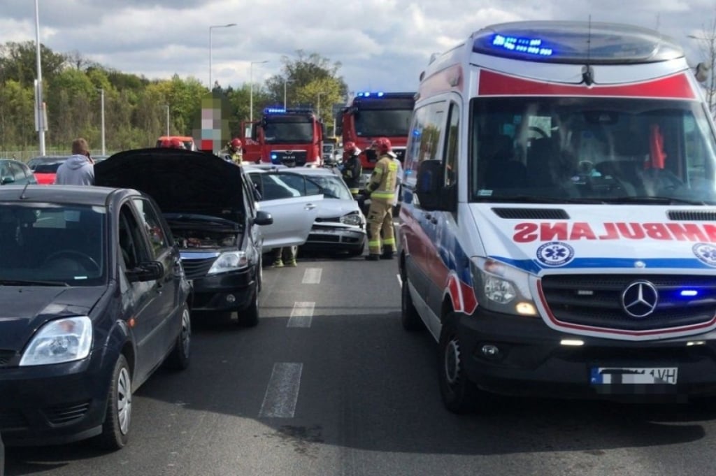 Karambol sześciu samochodów na ul. Kosomautów we Wrocławiu  - fot. mł. kpt. Tomasz Śliwiński / Komenda Miejska PSP we Wrocławiu