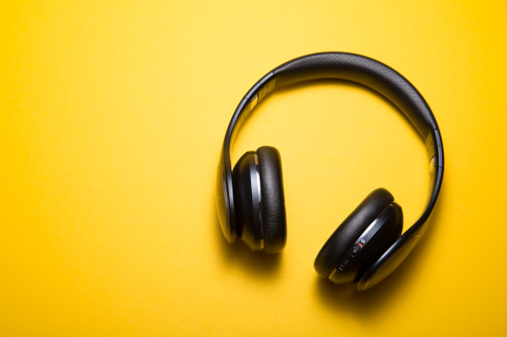 Jakie słuchawki bezprzewodowe nauszne są najlepsze? - Materiał Sponsora
