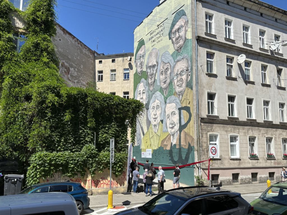 Nowy mural we Wrocławiu. Na malowidle sylwetki powstańców warszawskich - fot. Elżbieta Osowicz