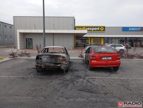Akt zemsty? Policja wstępnie ustaliła, że pożar samochodów w Siechnicach to podpalenie - 3