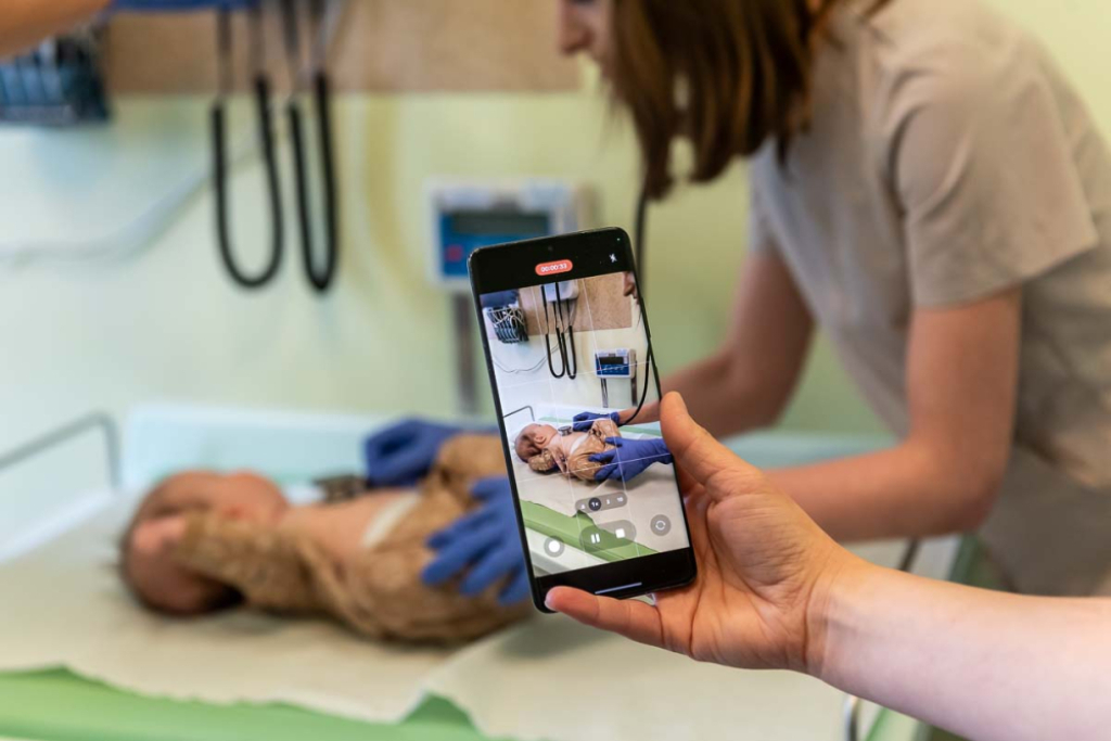 Medycy z Wrocławia tworzą aplikację, która pomoże ocenić stan zdrowia dziecka - fot. materiały prasowe