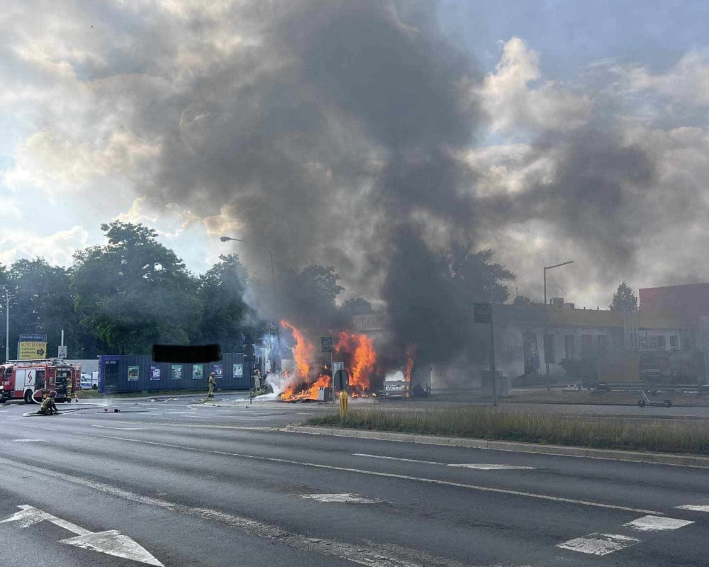 Wrocław: Pożar budki z kebabami obok stacji benzynowej - fot. Maciek Przestalski