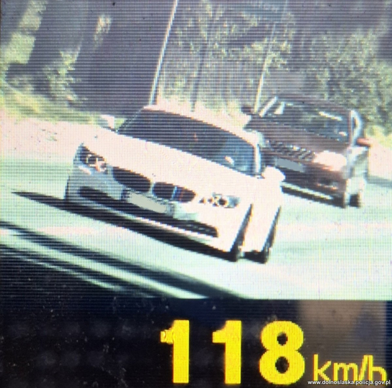 118 km/h w obszarze zabudowanym. Kierująca BMW straciła prawo jazdy - fot. Policja