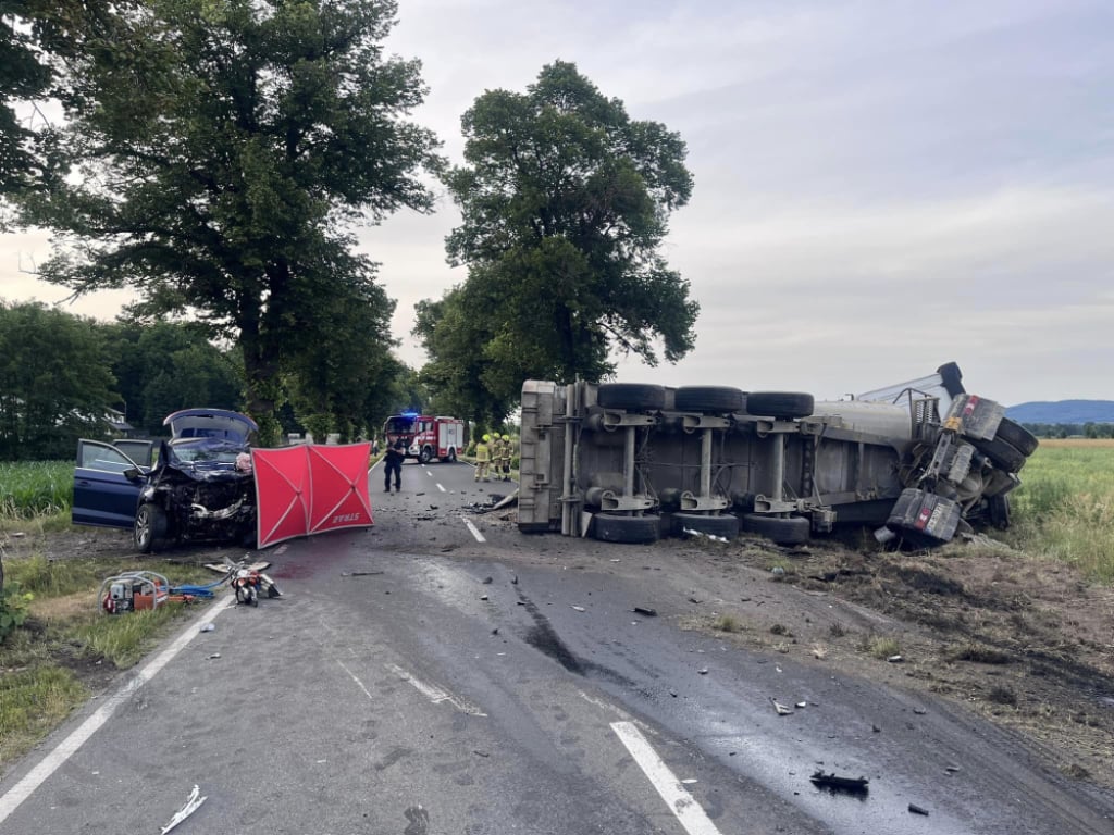 Śmiertelny wypadek na DW382. Zginęła kobieta - fot. Komenda Powiatowa Państwowej Straży Pożarnej w Dzierżoniowie