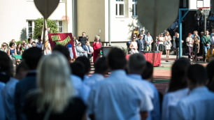 Ostatni dzwonek zabrzmiał w szkołach w całej Polsce
