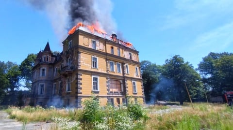 Płonął pałac w Jelczu-Laskowicach. Pożar już opanowany  - 0