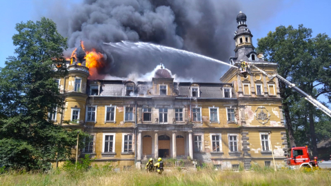 Płonął pałac w Jelczu-Laskowicach. Pożar już opanowany  - 1