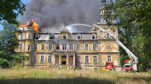 Płonął pałac w Jelczu-Laskowicach. Pożar już opanowany  - 2