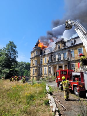 Płonął pałac w Jelczu-Laskowicach. Pożar już opanowany  - 3