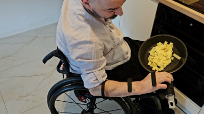 Studenci PWr skonstruowali specjalną protezę dla osoby z paraliżem czterokończynowym