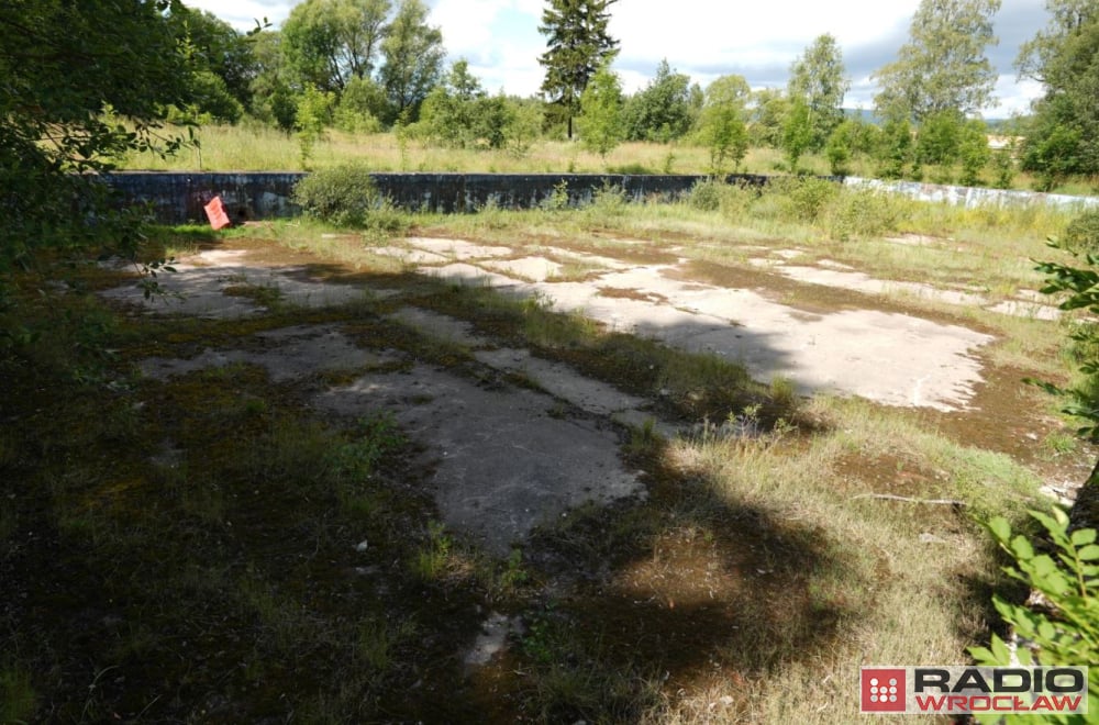 W tych miejscach nie ma ani jednego odkrytego basenu - fot. Piotr Słowiński. Na zdjęciach dawny basen w Lubawce.