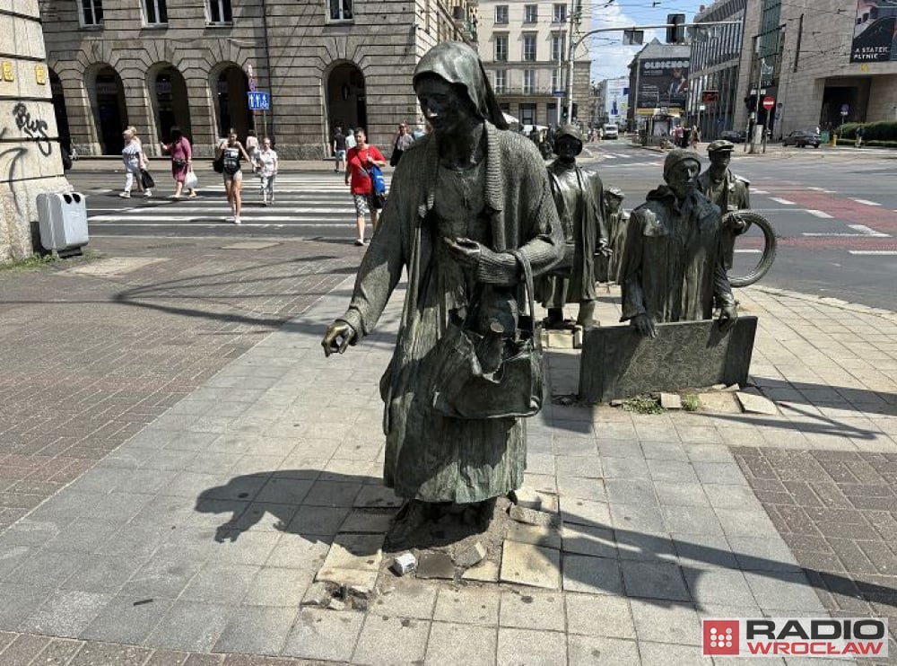 Kto zabrał laskę Staruszki z Pomnika Anonimowego Przechodnia? - fot. Mateusz Florczyk