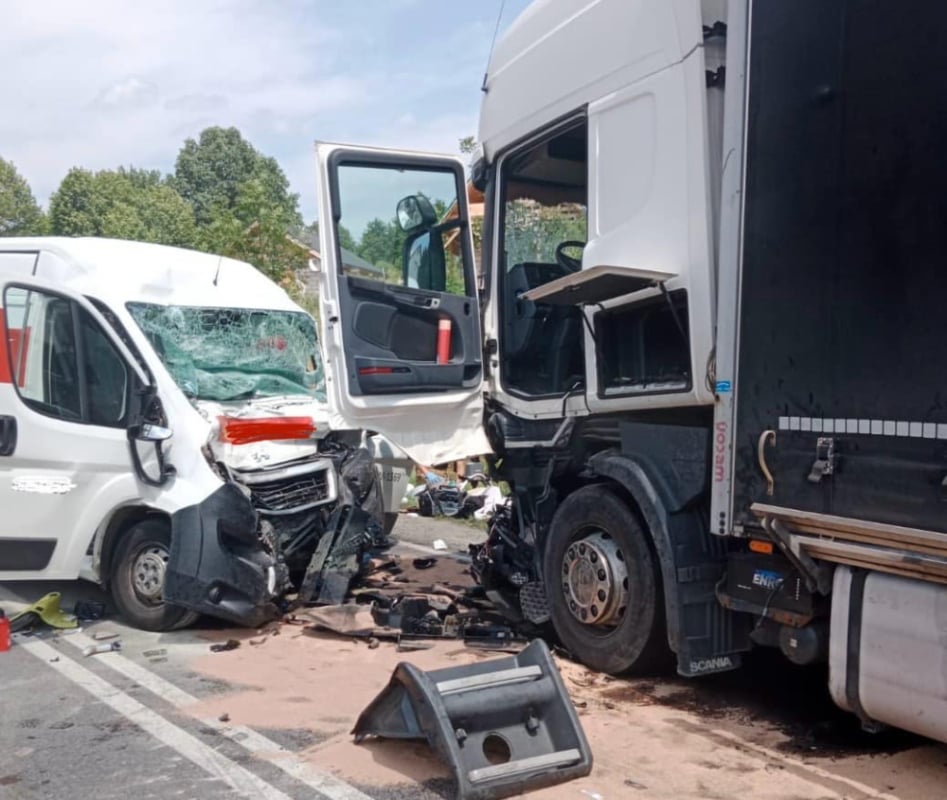 Czołowe zderzenie ciężarówki i busa na drodze Kłodzko-Nowa Ruda - fot. Facebook / OSP KSRG Nowa Ruda - Słupiec