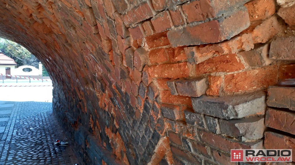 Kto usuwa cegły z najstarszego kościoła w Legnicy? - fot. Andrzej Andrzejewski