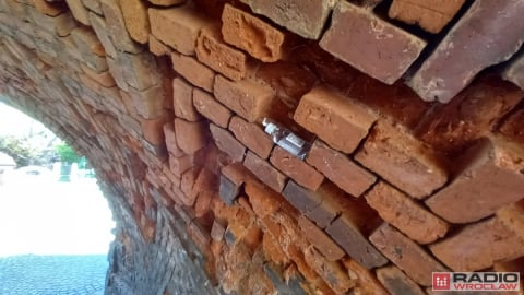 Kto usuwa cegły z najstarszego kościoła w Legnicy? - 0