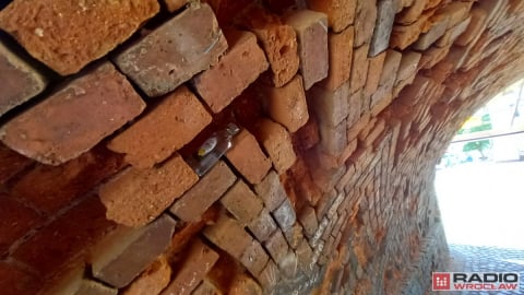 Kto usuwa cegły z najstarszego kościoła w Legnicy? - 2