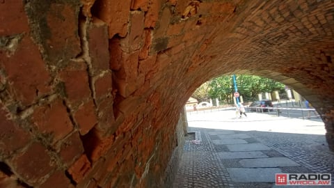 Kto usuwa cegły z najstarszego kościoła w Legnicy? - 3
