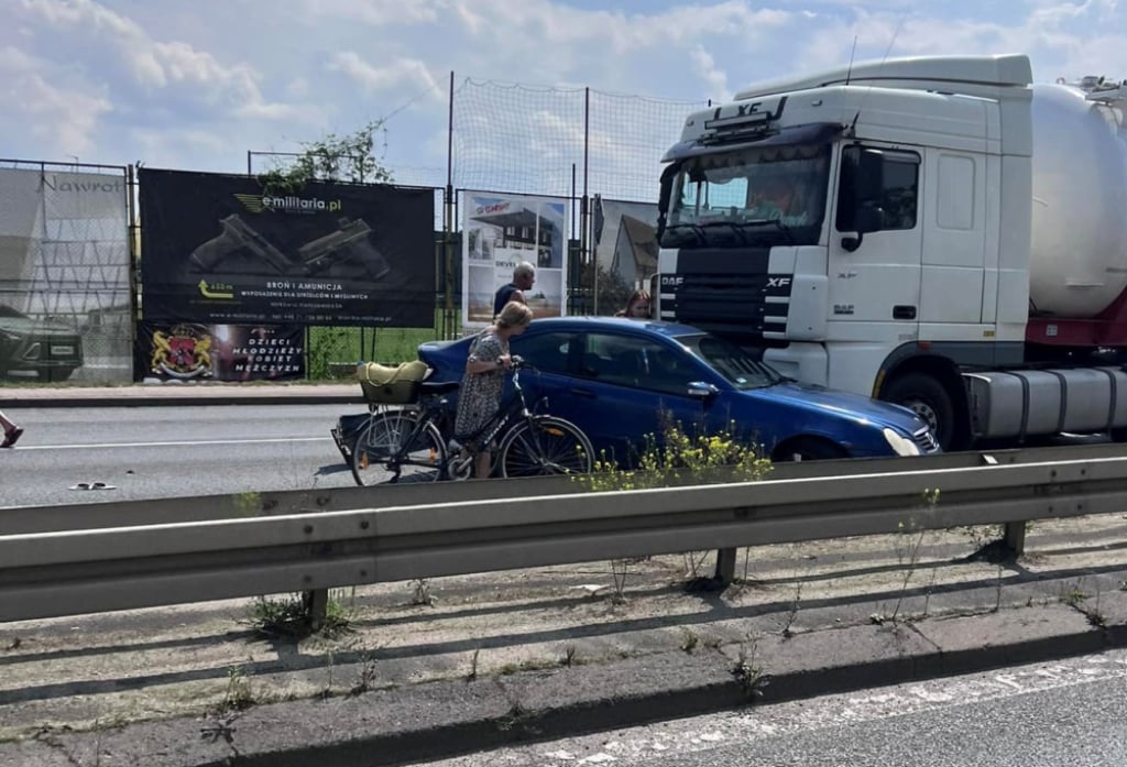 Utrudnienia w stronę Długołęki. Ciężarówka zderzyła się z osobówką - fot. użyczone