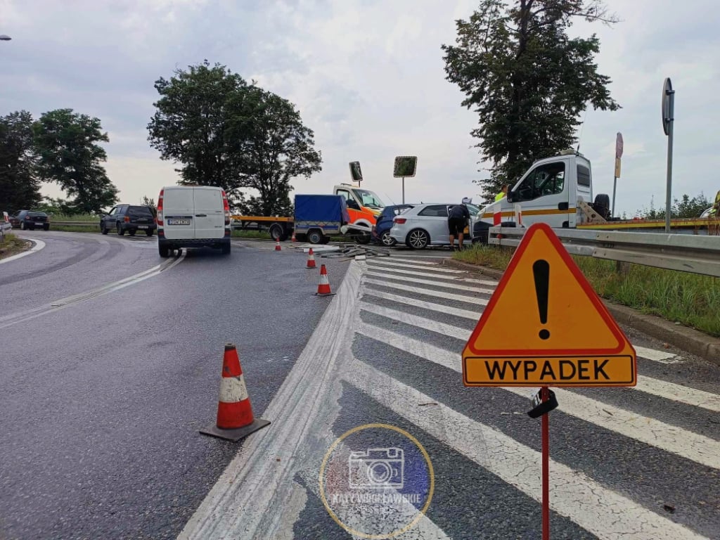 Dwie osobówki zderzyły się przed zjazdem z A4 - fot. Kąty Wrocławskie na sygnale FB
