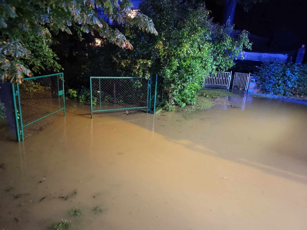 Bilans ulewnej, piątkowej nocy: zalany pub, przerwany festiwal, lokalne podtopienia - fot. OSP Zachowice