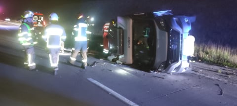 Groźny wypadek na autostradzie A4: Bus zderzył się z osobówką - 0