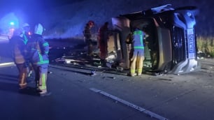 Groźny wypadek na autostradzie A4: Bus zderzył się z osobówką