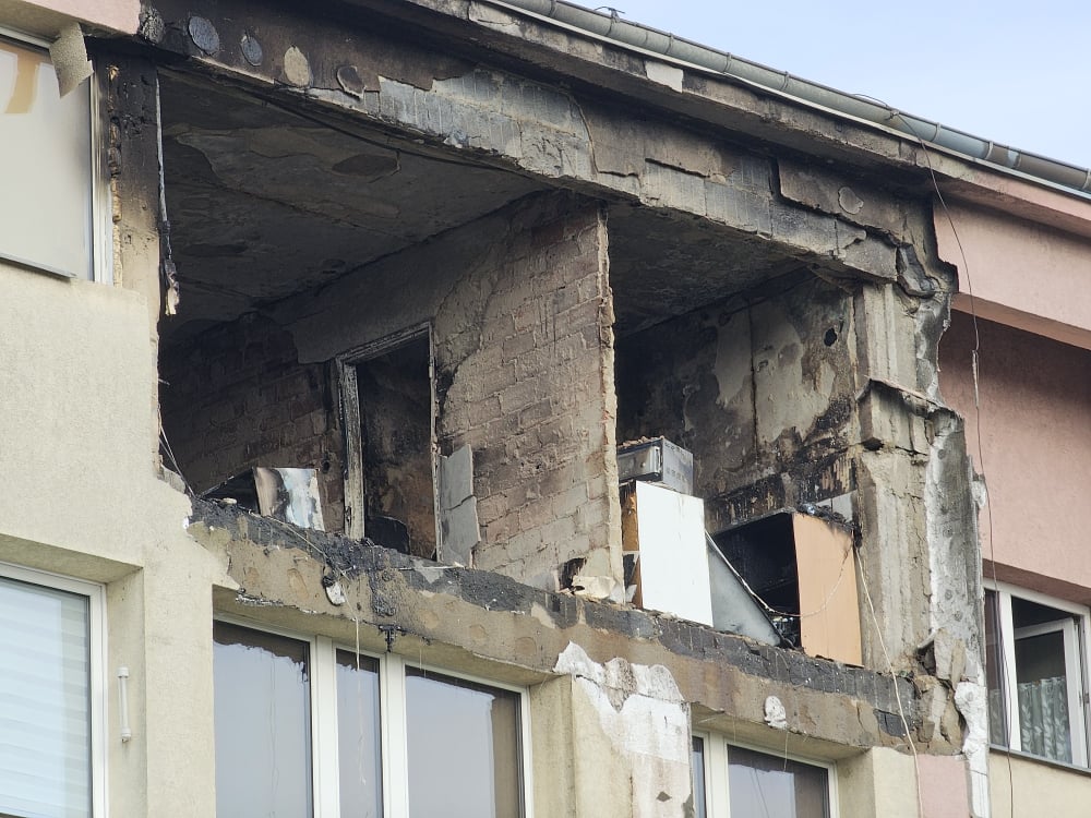 Wybuch gazu w Bielawie. Sąsiedzi uratowali mężczyznę przed płomieniami - fot. Bartosz Szarafin